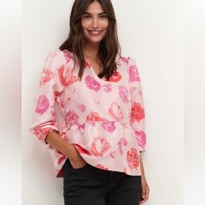 Culture size Medium. Boutique blouse. Like new. Zips on side. Puffy shoulder